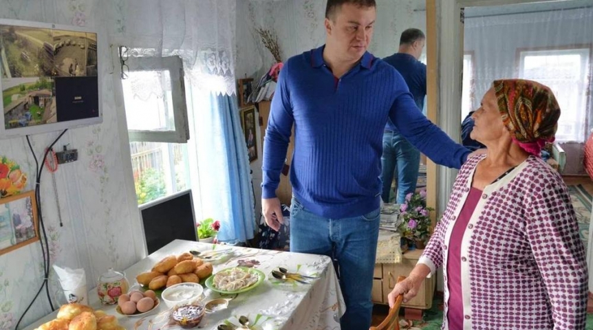 Власть Виталий Хоценко навестил «прославившуюся» пенсионерку из пострадавшей от пожара омской деревни