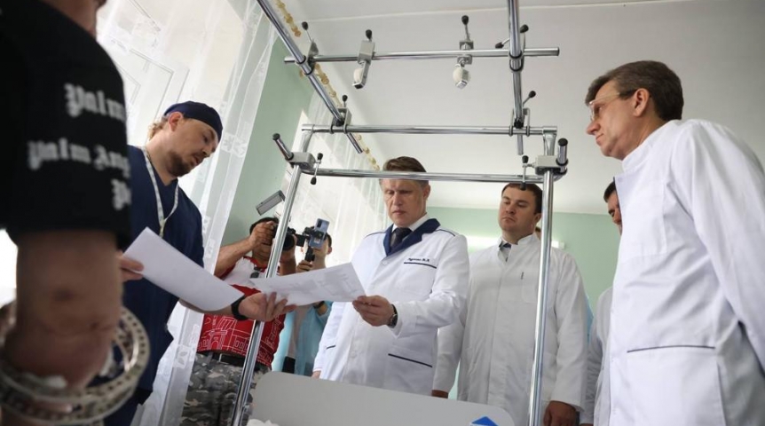 Власть Михаил Мурашко и Виталий Хоценко встретились с бойцами СВО, находящимися на лечении в омском КМХЦ