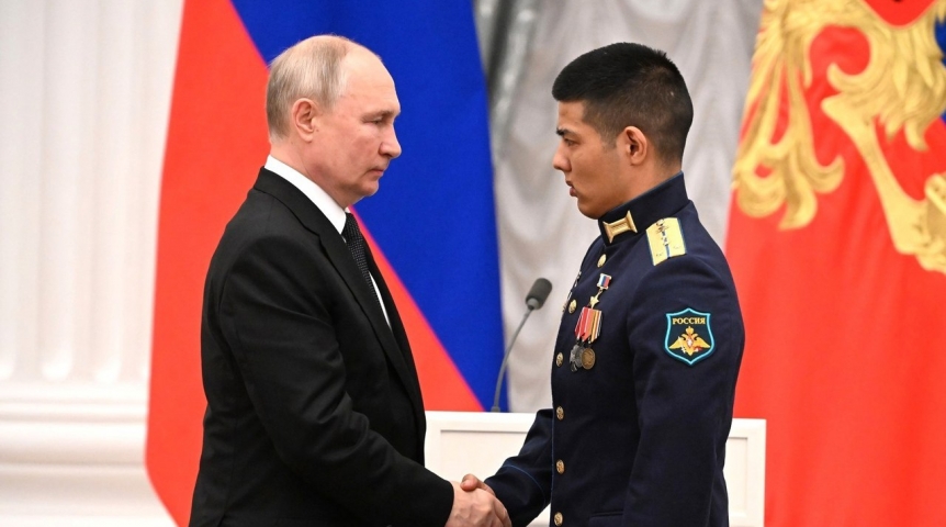Владимир Путин вручил омичу звезду Героя России за подвиг в ходе СВО