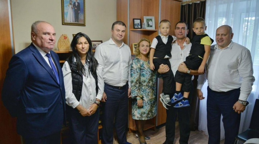 Власть Глава Омской области Хоценко навестил семью участника СВО Падерина