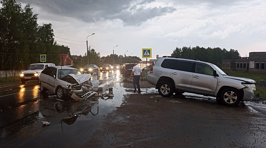 «Двое детей хоронят отца, мать – в коме»: новые подробности аварии с Toyota Land Cruiser в Омске