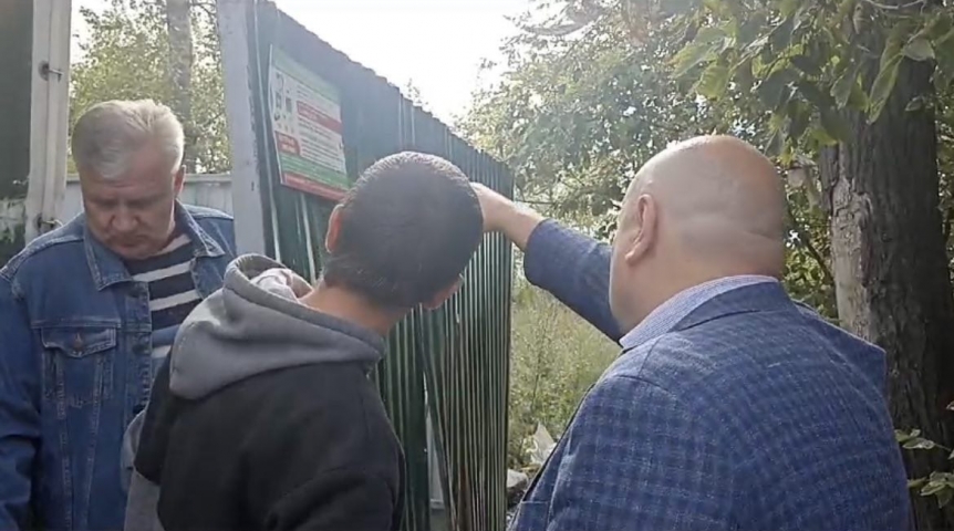Общество Во время объезда округа мэр поймал омичей за нехорошим поступком