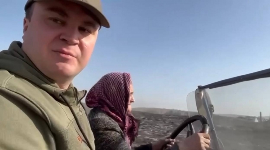 Власть Виталий Хоценко наградил бабушку, которая возила его по сгоревшей омской деревне