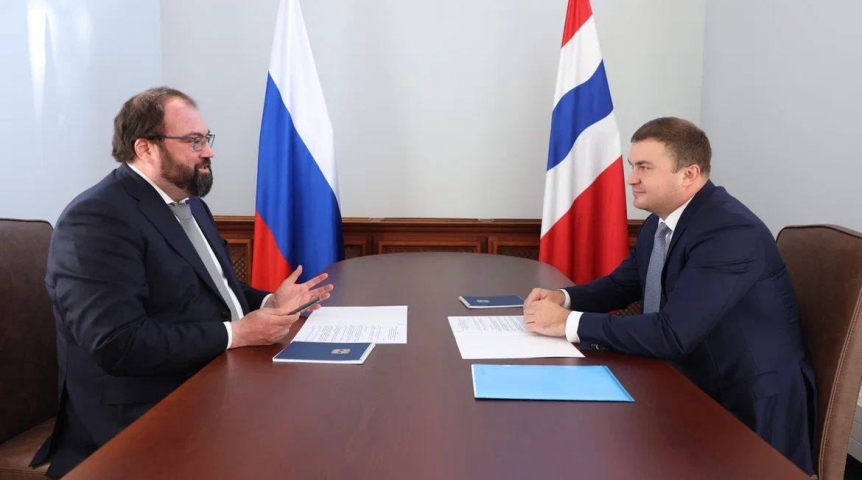 Хоценко обсудил с главой Минцифры РФ Шадаевым вопросы цифрового развития Омской области