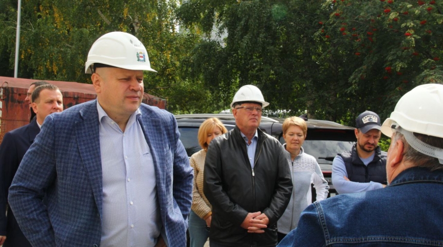 Власть Строители устроили спектакль мэру Омска Шелесту