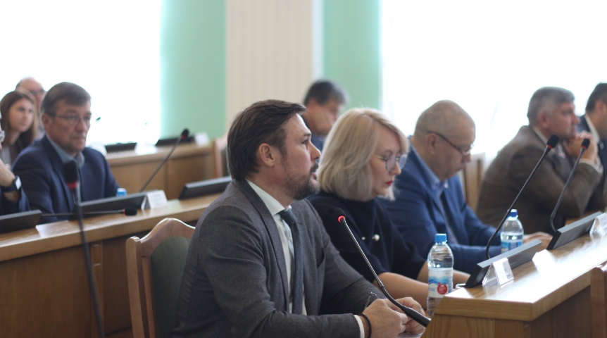 Власть Как в Омском горсовете «отпускали» в область преобразившее «Зеленый остров» учреждение