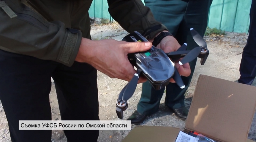 Общество Появились кадры передачи омским УФСБ тысячи конфискованных дронов для нужд СВО