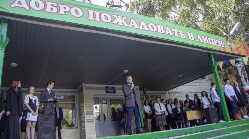 Спикер Заксобрания Александр Артемов поздравил омских школьников с Днем знаний