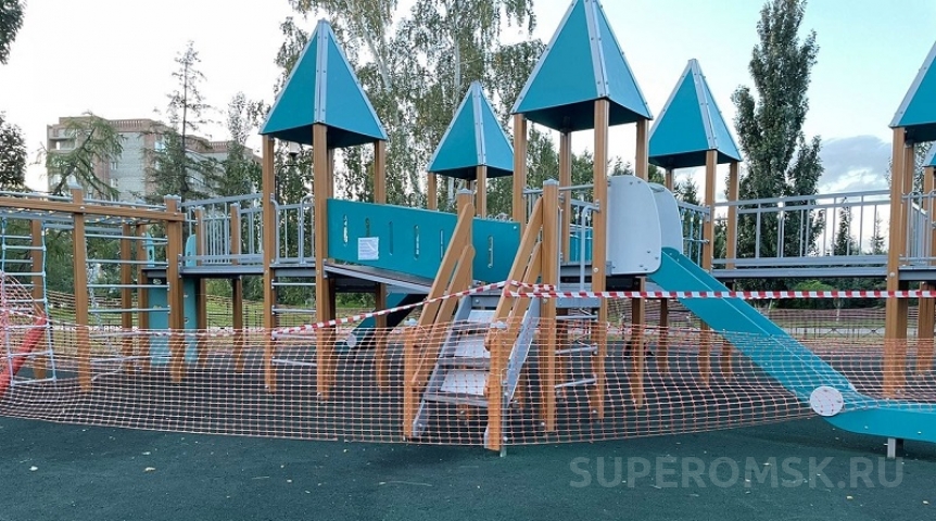 Город Почему вновь закрыли детскую площадку на бульваре Победы в Омске