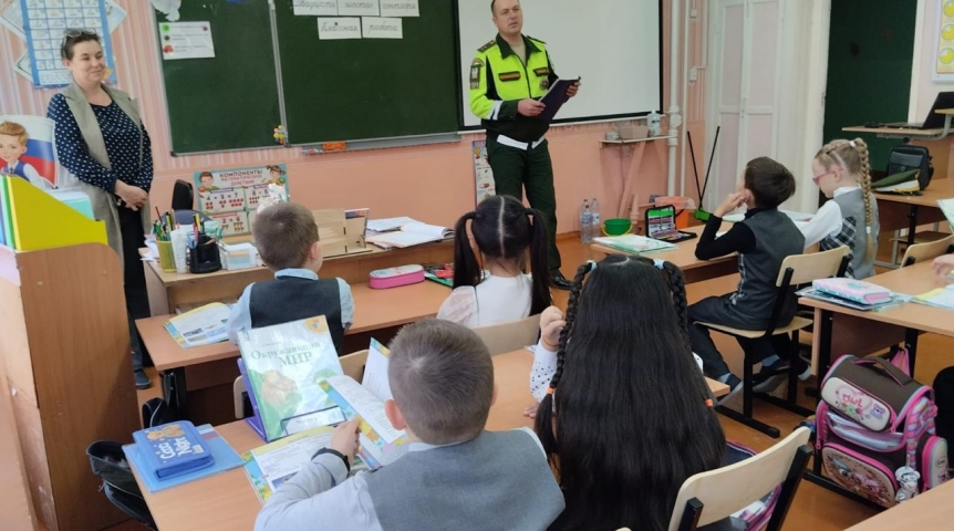 В омских школах проходят уроки важных правил безопасности на дорогах В омских школах проходят уроки важных правил безопасности на дорогах