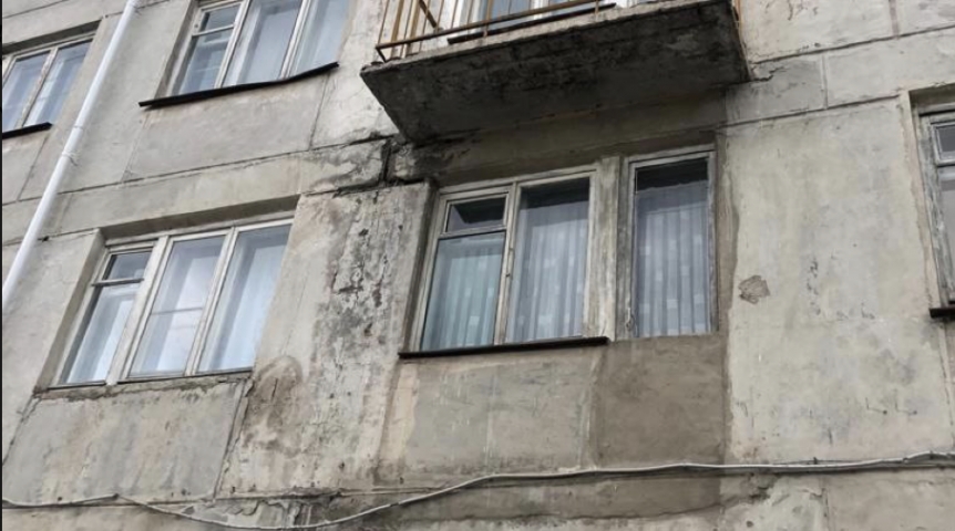 Новости образования В Таре убрали балкон по иску омской прокуратуры