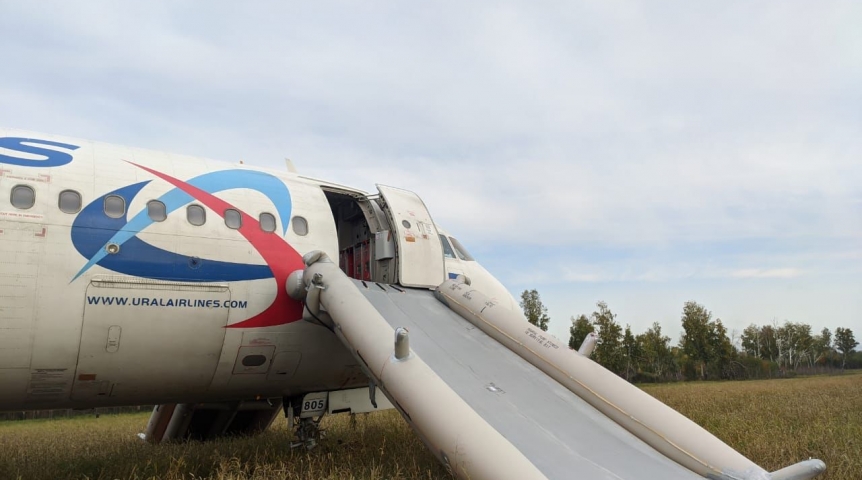 Происшествия в Омске Появились кадры с места посадки самолета Сочи – Омск в поле под Новосибирском