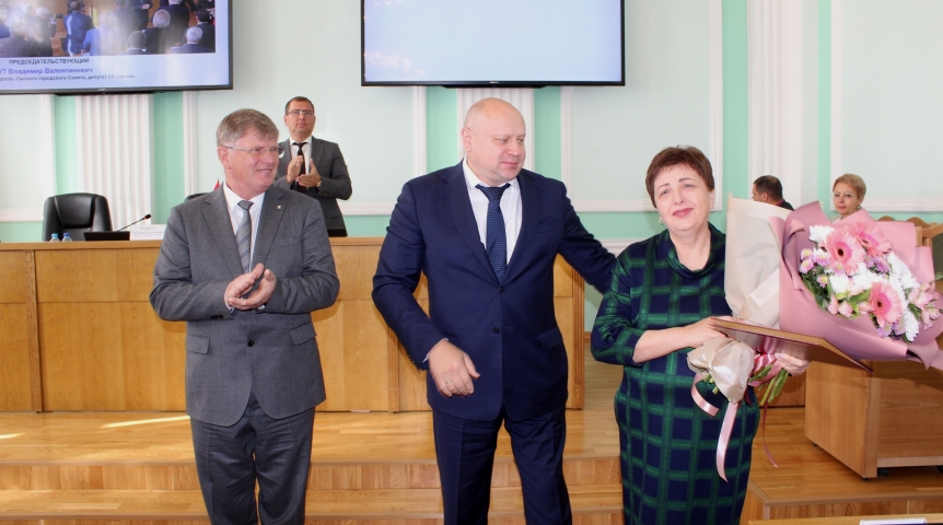 Депутаты тепло проводили на заслуженный отдых прежнего «главного ревизора» омской мэрии Ирину Лен Депутаты тепло проводили на заслуженный отдых прежнего «главного ревизора» омской мэрии Ирину Лен