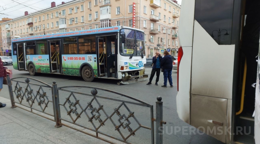 Происшествия в Омске На остановке в центре Омска в час пик столкнулись автобус и троллейбус, есть пострадавшие