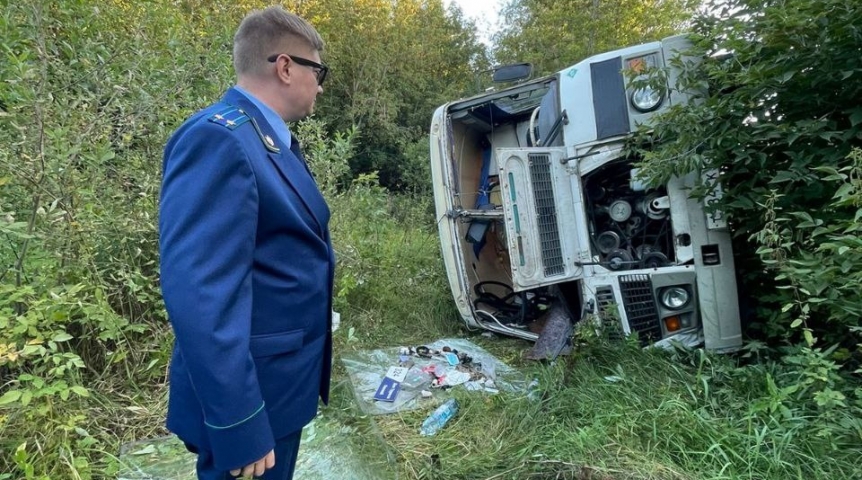 Происшествия в Омске Появились кадры с места опрокидывания автобуса под Омском