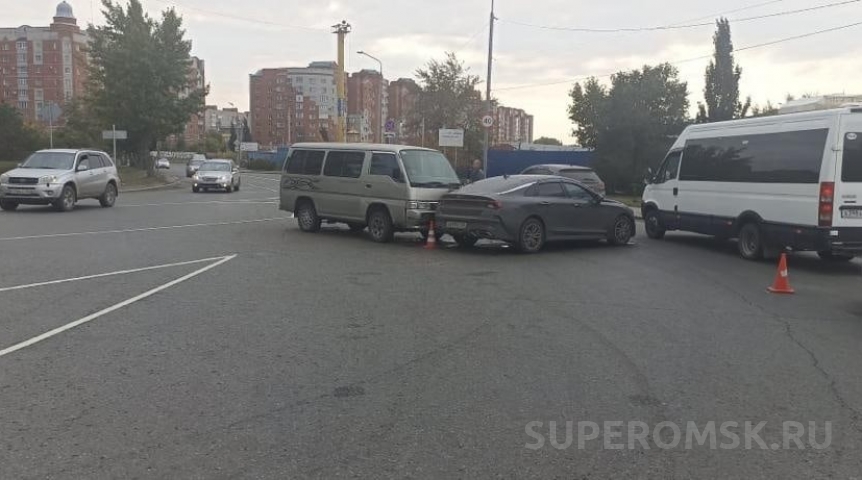 Происшествия в Омске На участке в Омске с загадочной разметкой столкнулись машины