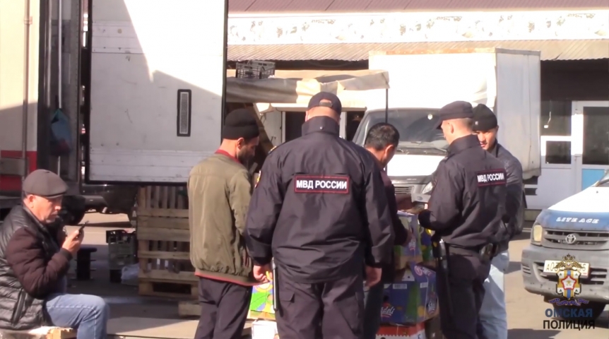 Рейд по мигрантам на Черлакском рынке в Омске попал на видео Рейд по мигрантам на Черлакском рынке в Омске попал на видео