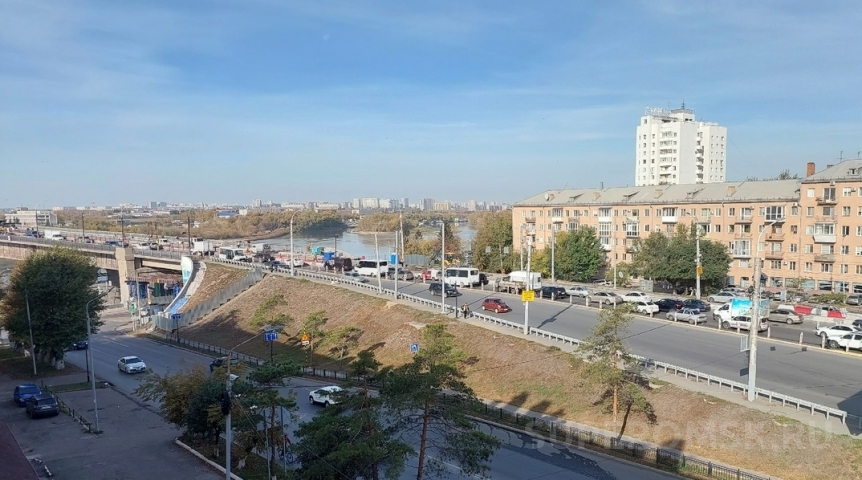Автоновости Со вставшего в пробку Ленинградского моста в Омске спускаются пешеходы