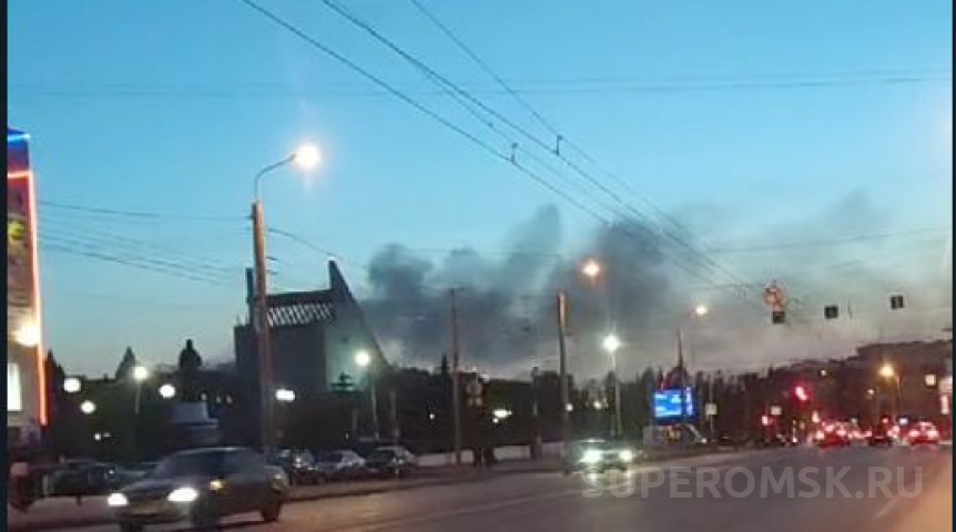 Происшествия в Омске Над Омском растянулся черный дым из-за пожара возле аэропорта