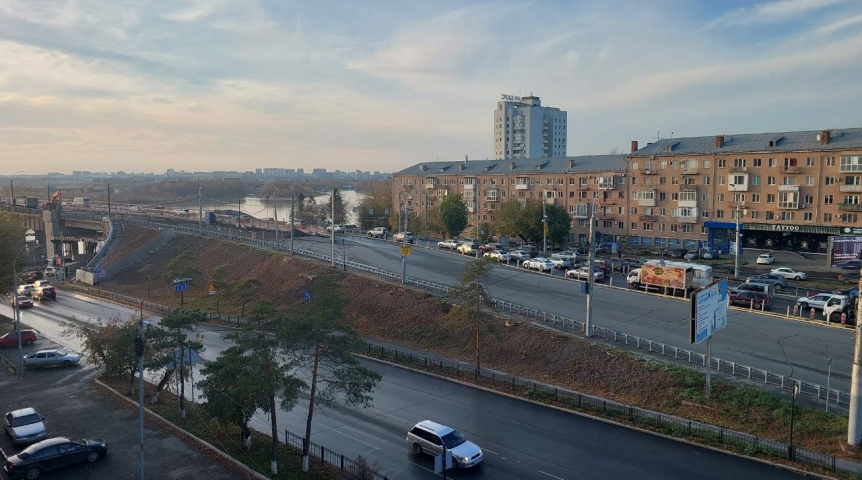Общество Что стало с пробками перед Ленинградским мостом в Омске после смены полос