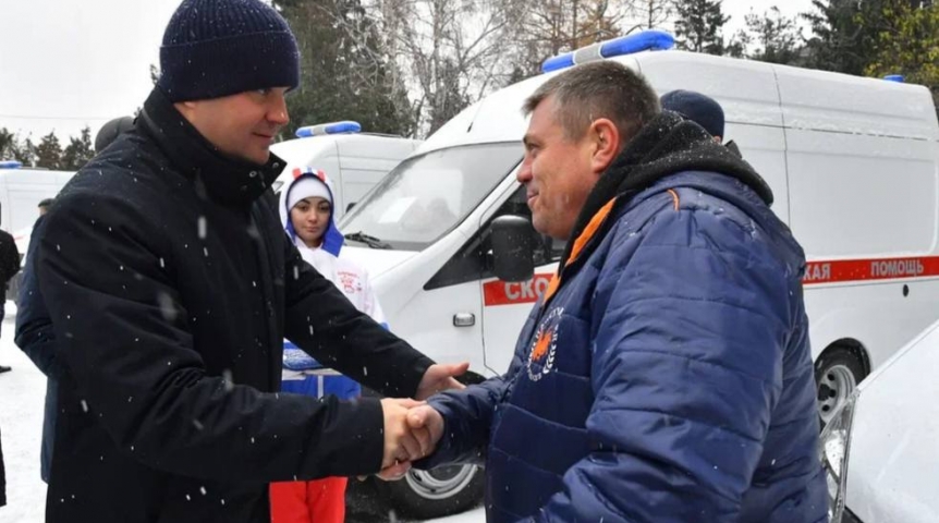 Власть Виталий Хоценко вручил районным больницам Омской области новую партию скорых