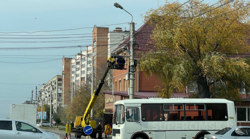 Общество На популярном перекрестке в Омске устанавливают камеру видеонаблюдения