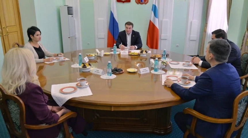 Хоценко встретился с кандидатами в сенаторы от Омской области Хоценко встретился с кандидатами в сенаторы от Омской области