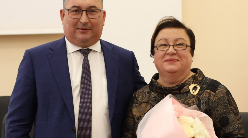 Силуанов отметил омских ветеранов финансово-бюджетной системы Силуанов отметил омских ветеранов финансово-бюджетной системы