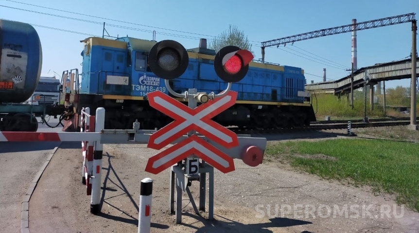 Происшествия в Омске Три человека погибли после столкновения пассажирского поезда с грузовиком по дороге в Омск