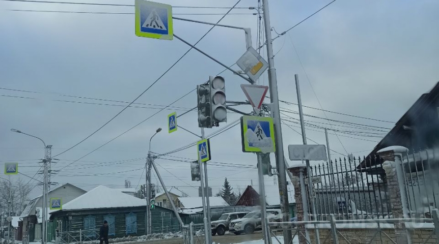 После метели в Омске светофоры стали почти бесполезны После метели в Омске светофоры стали почти бесполезны