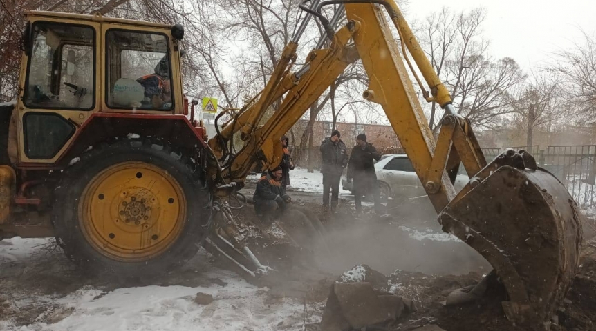 Город Специалисты омской «Тепловой компании» оперативно решают проблему с повреждением теплосетей в районе Олимпийской