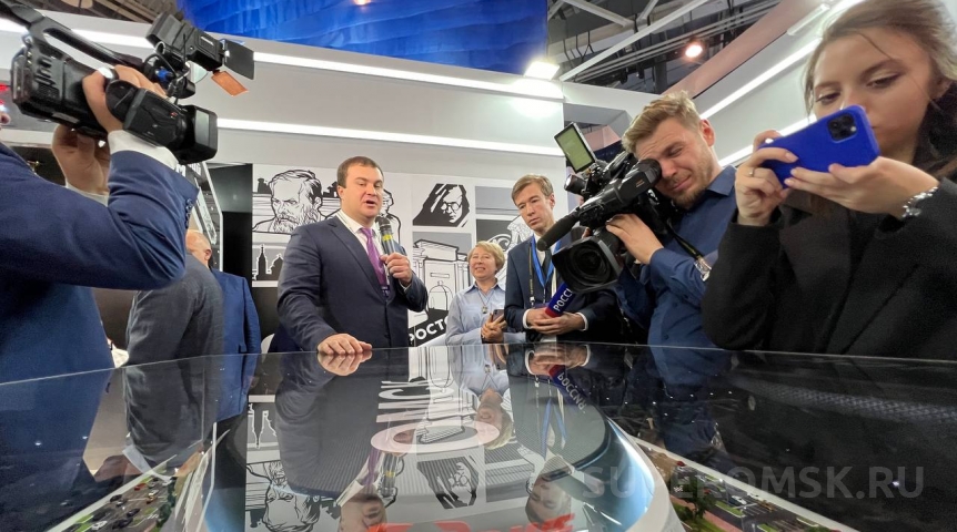 Общество Хоценко провел экскурсию по стенду Омской области на ВДНХ и дал слово Колчаку