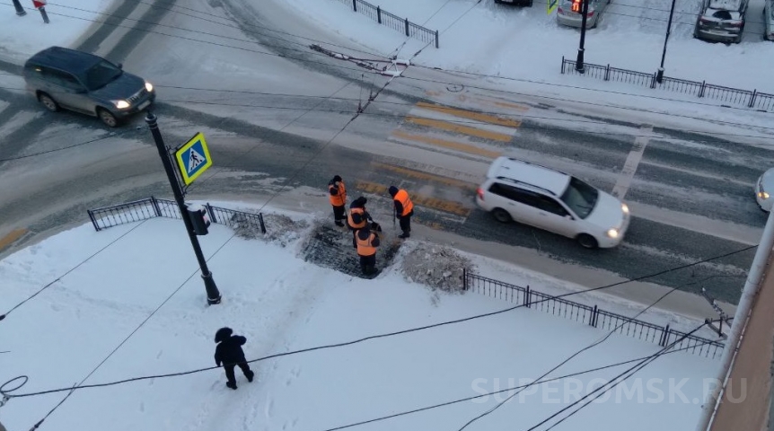 Общество Омские дорожники продолжают устранять последствия снежного бурана