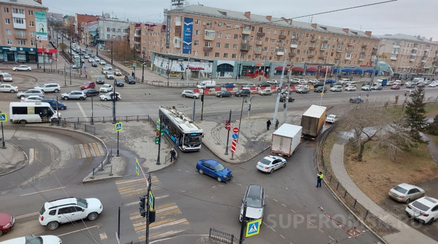 Происшествия в Омске В Омске из-за ДТП у Ленинградского моста оказался перекрыт выезд на Масленникова