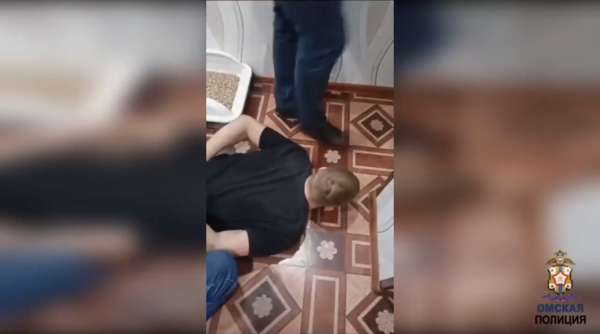 Появились кадры задержания подозреваемого в убийстве матери и дочери в Омской области