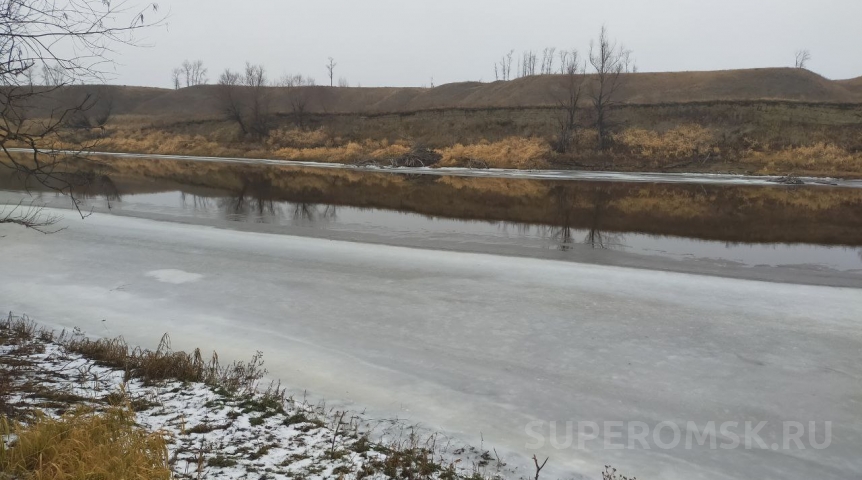 В Омской области наполовину замерзла река