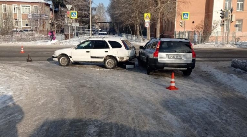 В ДТП возле омской школы пострадал ребенок В ДТП возле омской школы пострадал ребенок
