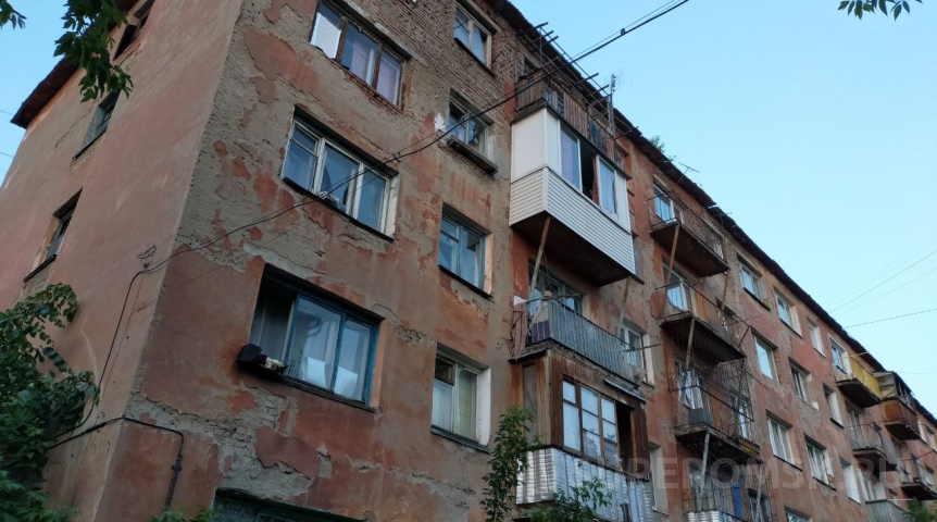 Новости недвижимости В мэрии прокомментировали падение куска от балкона пятиэтажки в Омске