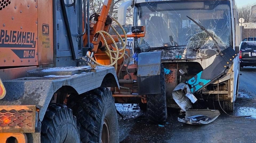 Появились фото жесткого ДТП пассажирского автобуса и снегоуборочной техники в Омске Появились фото жесткого ДТП пассажирского автобуса и снегоуборочной техники в Омске