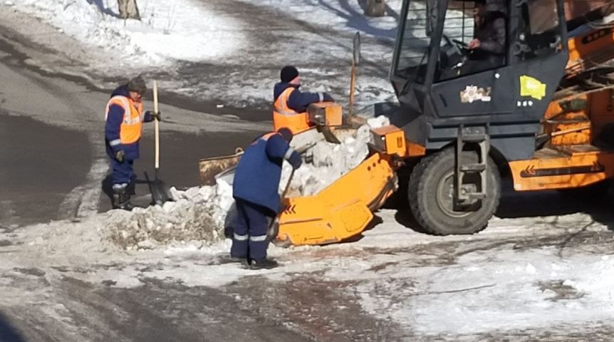 Общество Дорожные службы продолжают устранять последствия мощной метели в Омске