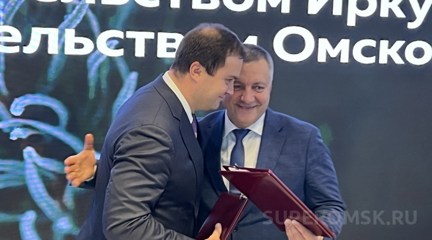 Губернатор Омской области Хоценко примерил нефритовые сапоги у стенда Иркутской области Губернатор Омской области Хоценко примерил нефритовые сапоги у стенда Иркутской области