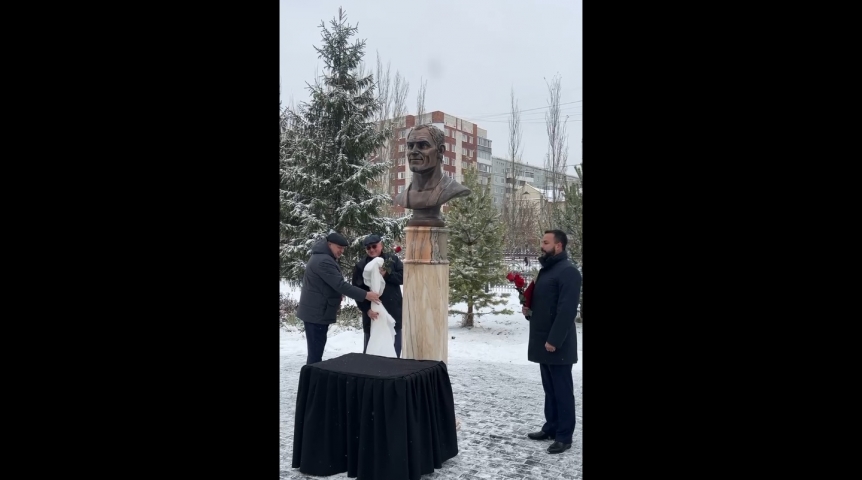 В Омске открыли бронзовый бюст легендарному самбисту Александру Пушнице В Омске открыли бронзовый бюст легендарному самбисту Александру Пушнице
