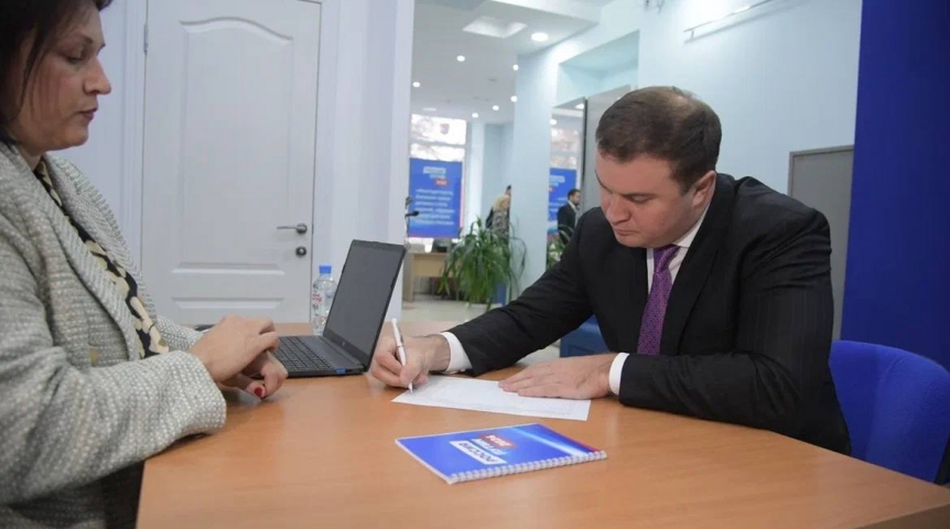 Власть Омский губернатор Виталий Хоценко поставил подпись в поддержку выдвижения Владимира Путина