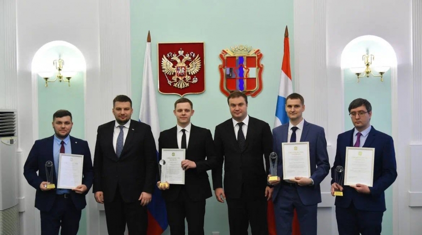 Пятеро омских молодых ученых получили премии из рук губернатора Виталия Хоценко Пятеро омских молодых ученых получили премии из рук губернатора Виталия Хоценко