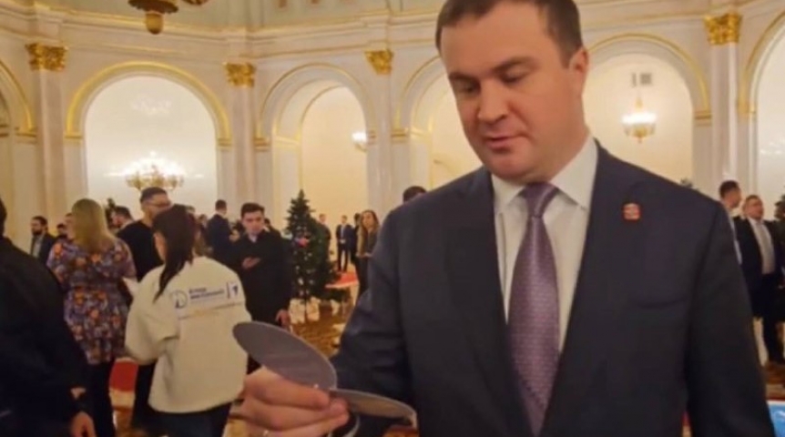 Власть Виталий Хоценко исполнит желания детей из Омской области и ЛНР