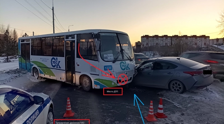 В Омске пассажирский автобус столкнулся с легковушкой В Омске пассажирский автобус столкнулся с легковушкой