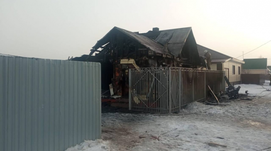 Происшествия в Омске Страшный пожар под Омском с погибшими детьми начался из-за гирлянды на елке