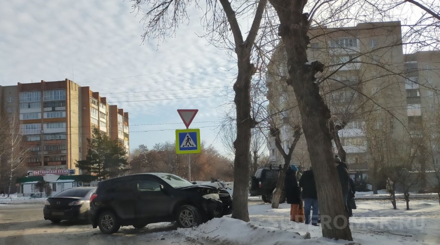 На пешеходном переходе в Омске «Тойота» влетела в дерево На пешеходном переходе в Омске «Тойота» влетела в дерево