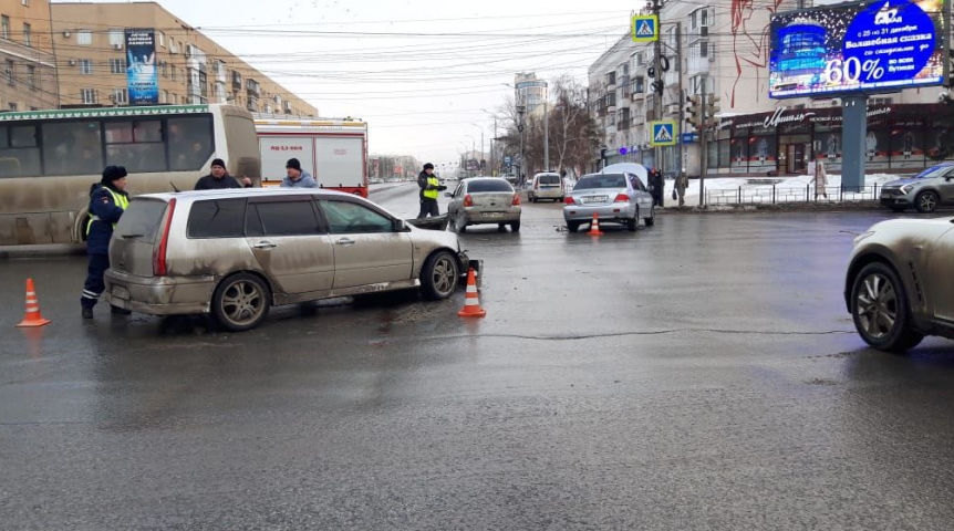 Два человека пострадали в ДТП на перекрестке Маркса и Масленникова в Омске Два человека пострадали в ДТП на перекрестке Маркса и Масленникова в Омске