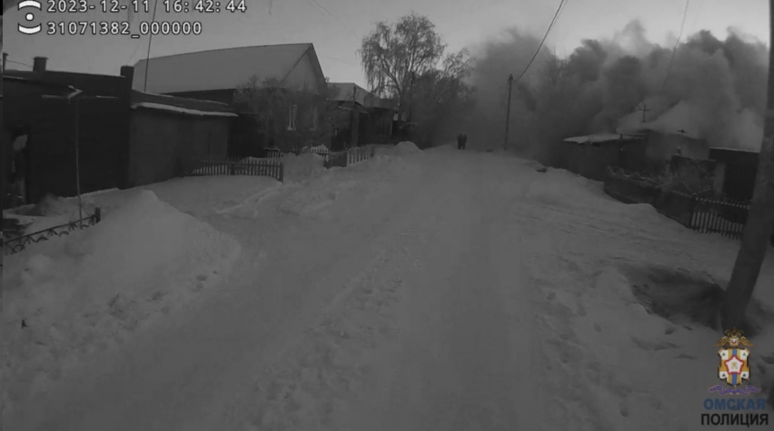 Появились кадры с места сильного пожара, где один омич погиб, а второго спасли через окно Появились кадры с места сильного пожара, где один омич погиб, а второго спасли через окно